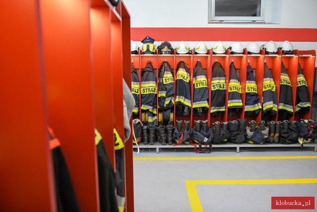 Huczna feta z okazji zakończenia remontu garażu OSP Starokrzepice.Zobacz kolejne zdjęcia. Przesuwaj zdjęcia w prawo - naciśnij strzałkę lub przycisk NASTĘPNE