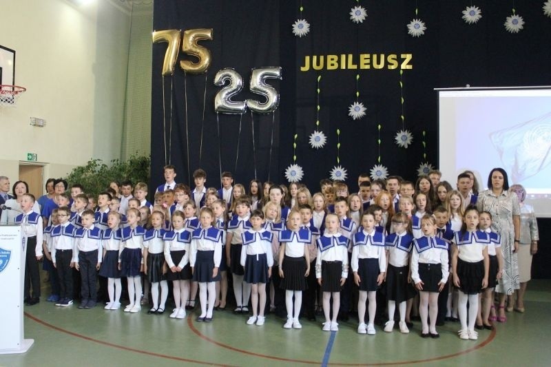 Jubileuszowa uroczystość w szkole w Lewiczynie. Więcej na...