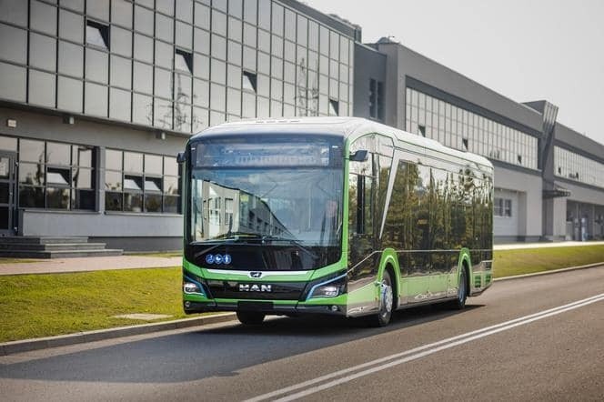 W Starachowicach, w fabryce MAN wyprodukowano już 1000 autobusów elektrycznych! Zobacz film i zdjęcia