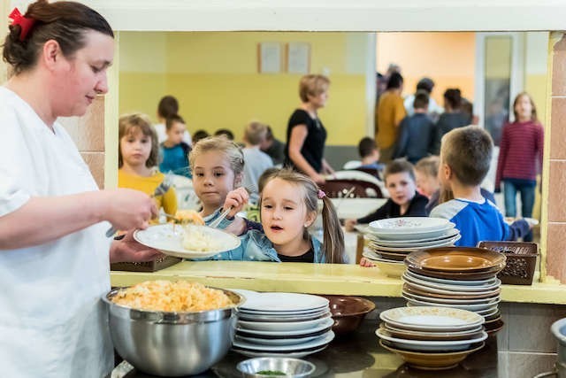 W SP nr 46  Obiady wydawane są dla ok. 200 uczniów. Dzięki dobrej organizacji każdy ma czas, by zjeść w spokoju.