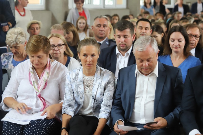 Rozpoczęcie roku szkolnego w Łodzi. Ponad 60 tys. uczniów zasiadło w szkolnych ławach. Zobaczcie zdjęcia i film!