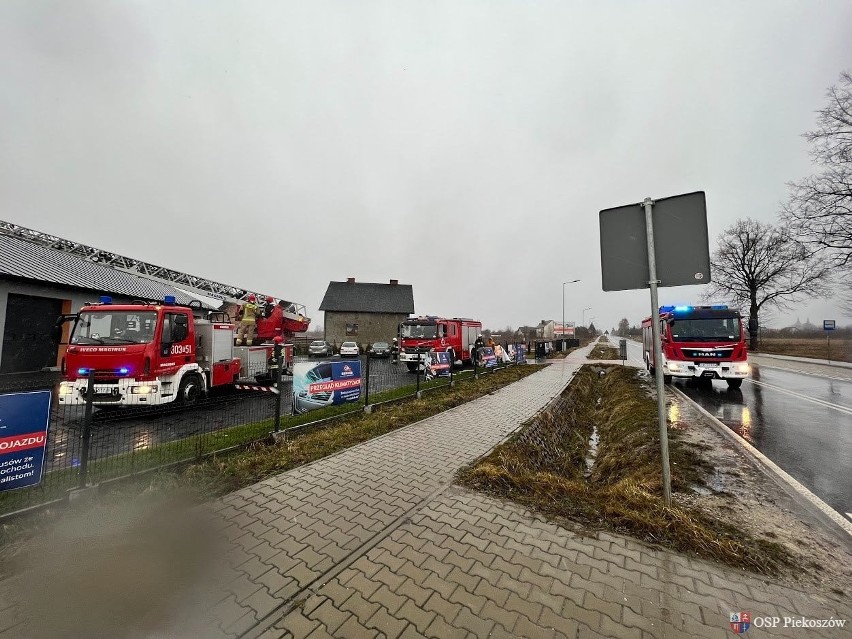 Akcja strażaków przy uszkodzonym budynku w Piekoszowie