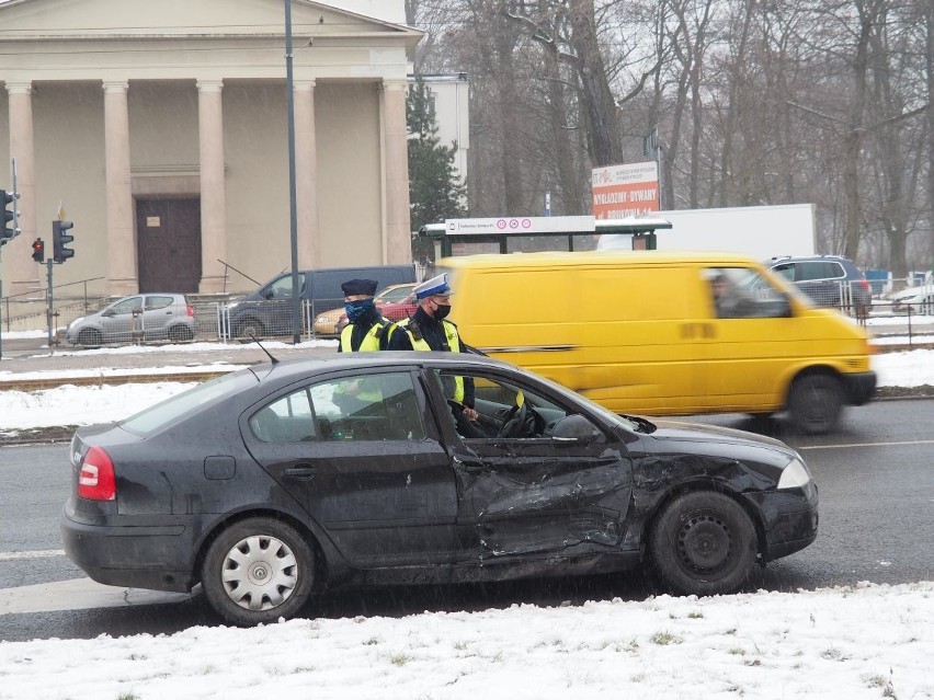 Groźny wypadek na skrzyżowaniu al. Politechniki i ul. Radwańskiej ZDJĘCIA 