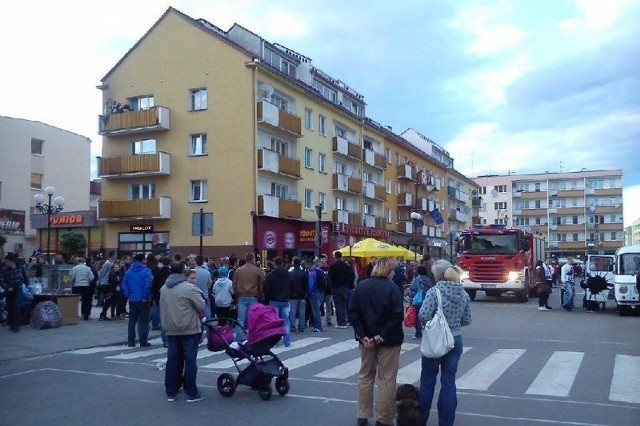 Na jednym z balkonów budynku paliła się szafka. Akcje strażaków oglądał tłum nysan.