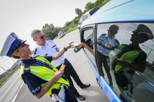 Wielu siada za kółkiem po nocnej imprezie, bo są pewni, że już wytrzeźwieli. Sprawdziliśmy, jak długo się trzeźwieje.ZOBACZ TEŻ: Majówka. Jedźmy trochę wolniej, będzie bezpieczniej i taniej