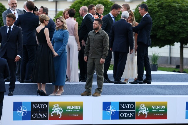 Wołodymyr Zełenski chwilę przed rodzinnym zdjęciem uczestników wileńskiego szczytu NATO