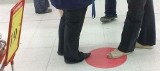 Pracownicy Carrefoura, aby załatwić potrzeby fizjologiczne muszą ustawić się na czerwonej kropce namalowanej na podłodze!