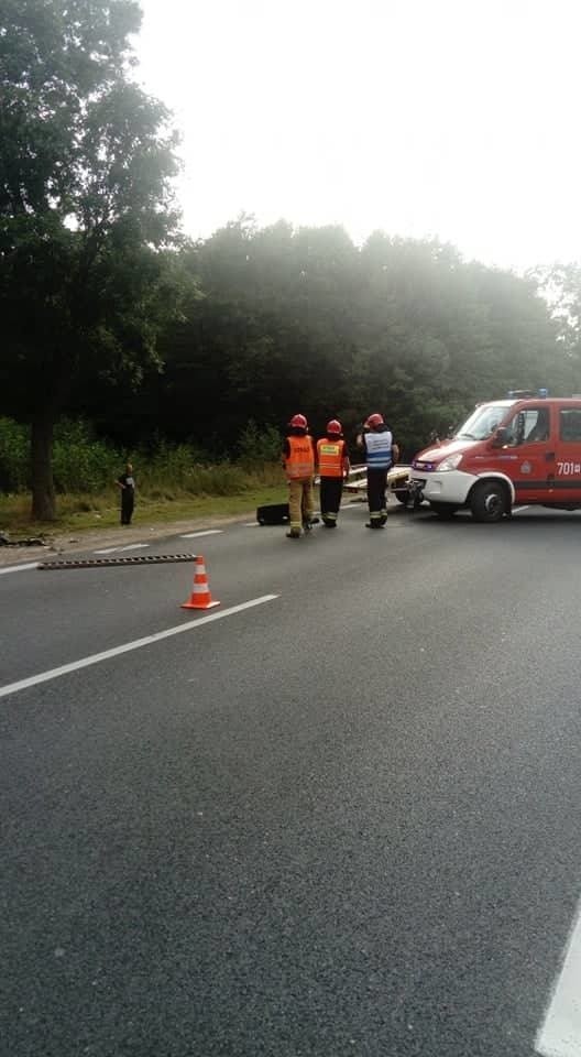 Gmina Tczów. Samochód w rowie po zdarzeniu na drodze krajowej numer 12 w Lucinie. Otarł się o ciężarówkę. Jedna osoba w szpitalu 
