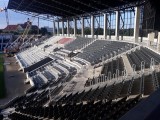 Budowa stadionu Pogoni. Montują krzesełka na trybunie wschodniej [ZDJĘCIA]
