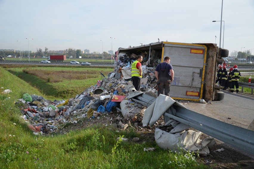 Wypadek na AOW. Z ciężarówki wysypała się góra śmieci (ZDJĘCIA, FILM)
