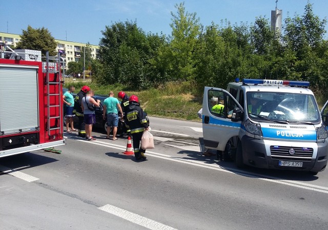 Dwa samochody zderzyły się w niedzielne przedpołudnie na skrzyżowaniu ulic Konstantego Miodowicza i Grotta w Busku-Zdroju.