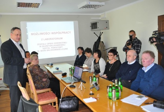 Dyrektor skarżyskiego szpitala Andrzej Jarzębowski (pierwszy z lewej) przedstawił nową ofertę lecznicy podczas spotkania z przedstawicielami miejscowej służby zdrowia w Starostwie Powiatowym.