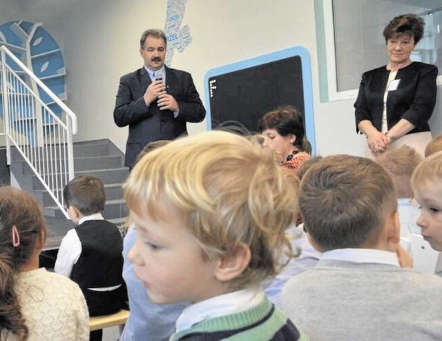 Burmistrz Zakopanego Leszek Dorula przemawia do małych podopiecznych podczas otwarcia nowego przedszkola