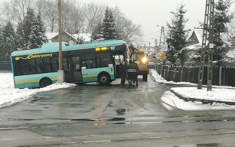 Autobus wpadł w poślizg i wypadł z drogi w Jaworznie