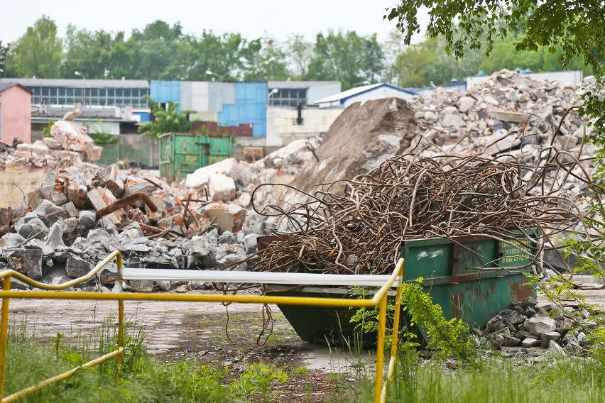 Trwa wyburzanie zakładu przy ul. Karwińskiej pod centrum...