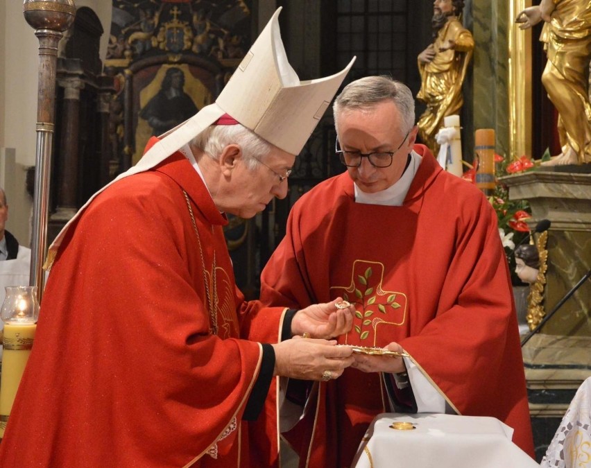 Rok temu w bazylice mniejszej w Łowiczu złożone ostały...