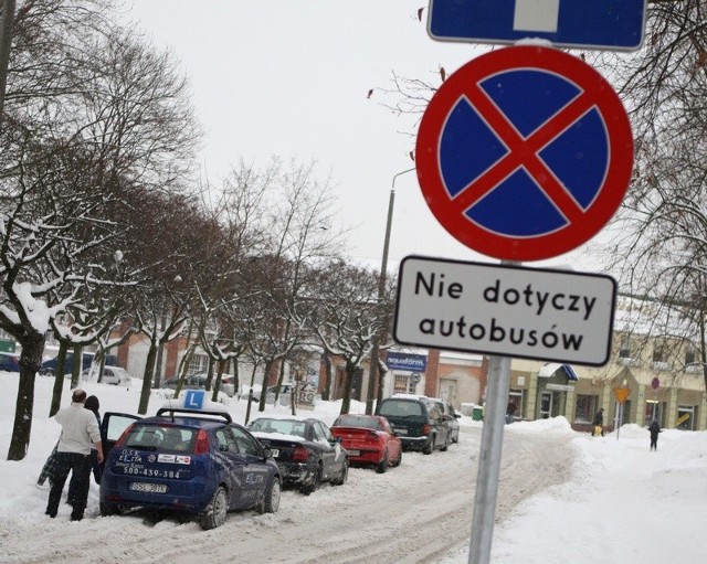 Kierowcy, chociaż mają zakaz, parkują auta na placu Broniewskiego.