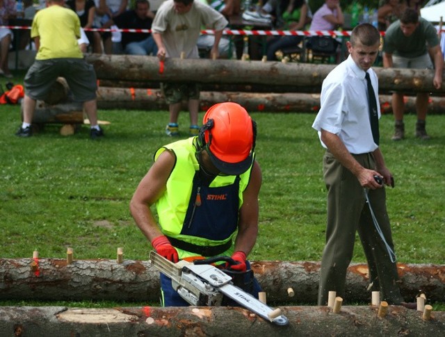 W Lutowiskach rywalizowali drwalePodczas Dnia Zubra w Lutowiskach, o miano najlepszego drwala w Bieszczadach rywalizowalo 15 zawodników. Konkurencji bylo kilka, miedzy innymi, ścinka slupów, okrzesywanie, zlozona przerzynka klód, przerzynka na dokladnośc. Miano najlepszego wywalczyl Janusz Mazurek, a tuz za nim znaleLli sie Bogdan Borzecki i Andrzej Prucnal.