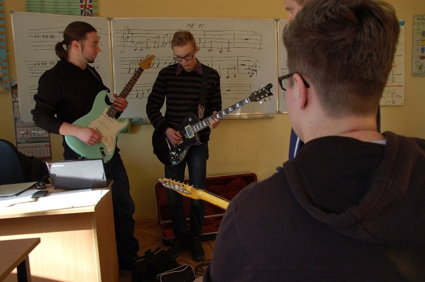 Wyjątkowe warsztaty we Wrocławiu. Gwiazdy muzyki uczą młodzież (ZOBACZ FILM)