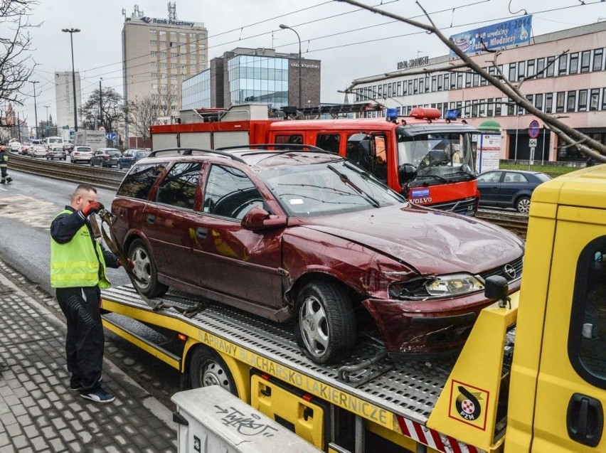 Auto dachowało na Jagiellońskiej w Bydgoszczy [zdjęcia]