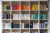 Książki w salonie, sypialni i kuchni – jak je przechowywać?  Zobacz najciekawsze półki i regały na książki 