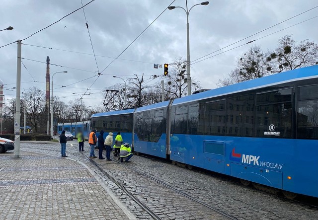 Pasażerowie musieli opuścić pojazdy i ruszyć pieszo przez miasto. MPK Wrocław dość szybko uporało się z awarią ale wciąż mogą się pojawić problemy dla kierowców.