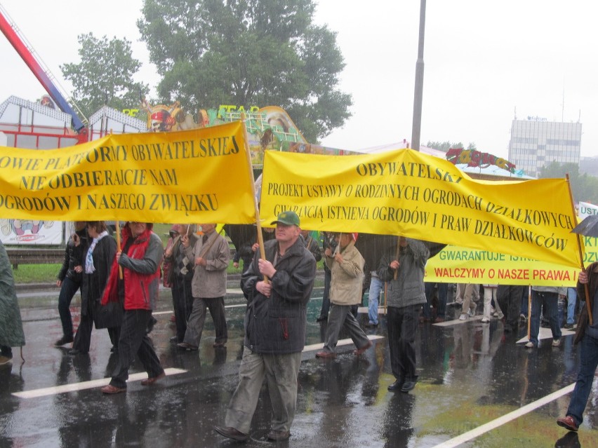 Wrocław: Demonstracja działkowców pod urzędem wojewódzkim (ZDJĘCIA)