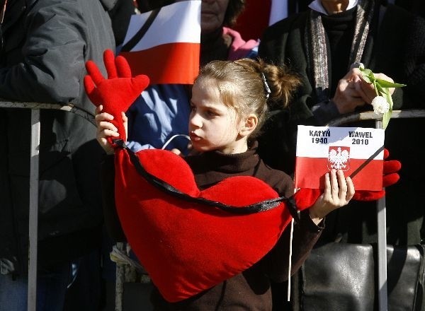 Kondukt z trumnami pary prezydenckiej...