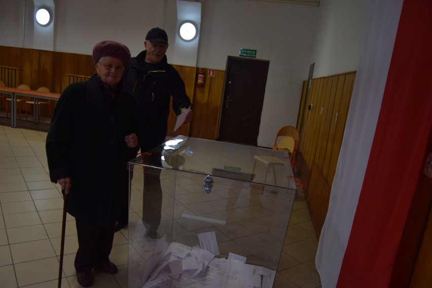 Głosują mieszkańcy gminy Szczecinek. W Gwdzie Wielkiej były uwagi [zdjęcia]