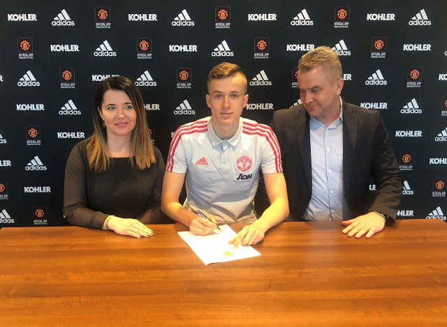 Izabela i Krzysztof Bejger towarzyszyli synowi Łukaszowi podczas podpisania kontraktu z Manchesterem United