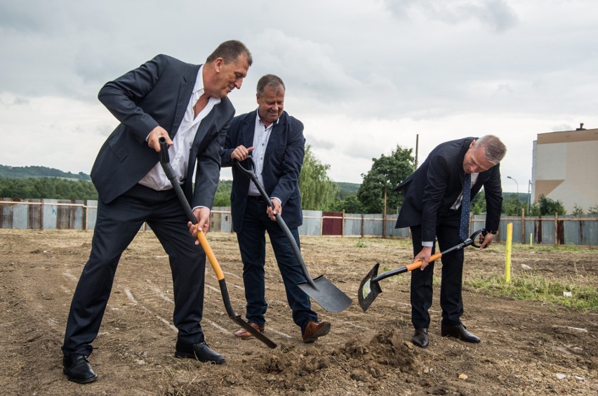 Symbolicznym wbiciem łopaty na placu budowy rozpoczęto...