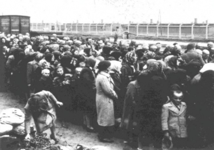 Żydowskie kobiety i dzieci oczekujące na selekcję na rampie...