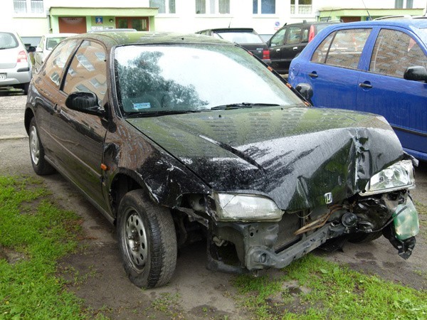 Kilkaset metrów od latarni stała honda civic z uszkodzonym przodem.