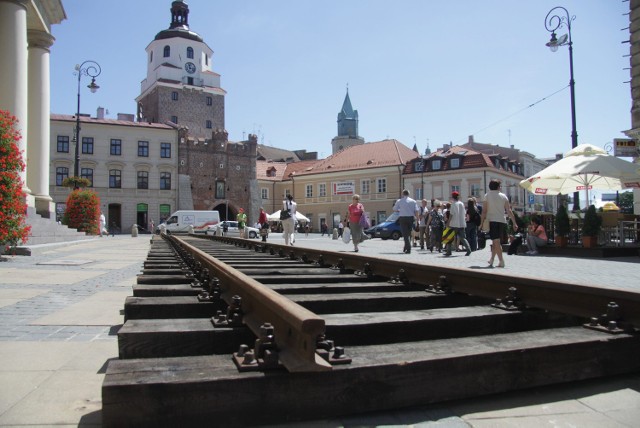 Tory ustawił przed ratuszem Nikolai Ridnyi, w ramach Festiwalu Open City.  Radny Ryba podważał sens tego działania w interpelacji