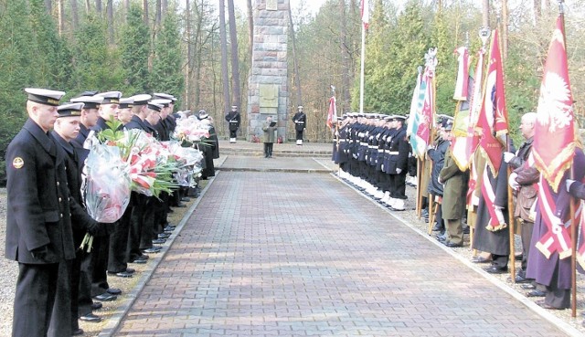 Wtym lesie w Piaśnicy pochowano podobną liczbę ofiar, co w Katyniu, ale zbrodnia piaśnicka jest znacznie mniej znana.