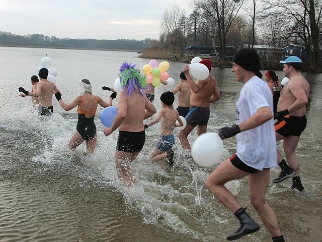 Pierwszy raz w tym sezonie, członkowie grudziądzkiego klubu morsów do chłodnej wody wskoczą już 11 listopada, podczas specjalnej imprezy. 