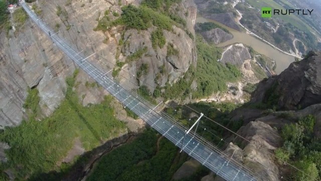 Najdłuższy szklany most znajduje się w Chinach.
