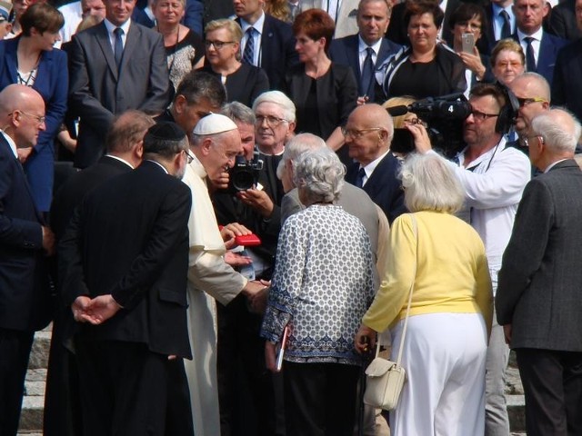 Papież Franciszek podczas wizyty w byłym niemieckim obozie Birkenau.