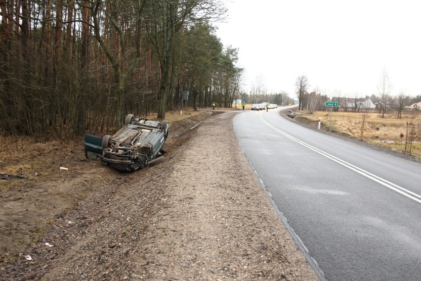 Auto zjechało z drogi na przeciwległy pas ruchu, uderzyło w...