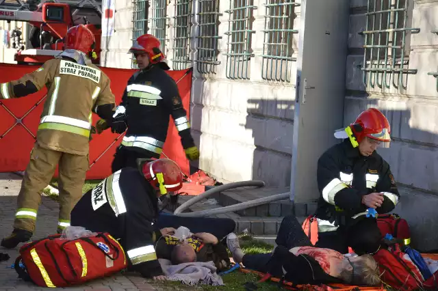 Kobieta i mężczyzna - wyniesieni zostali przez strażaków z mieszkania na pierwszym piętrze budynku socjalnego zwanego perszingiem, gdzie w sobotę o godzinie 15.30 wybuchł pożar. Więcej zdjęć na następnych slajdach. „Pershing” to blok socjalny przy ulicy 1 Sierpnia. Do pożaru przyjechały trzy wozy straży pożarnej, dwie karetki pogotowia ratunkowego oraz ekipa policjantów. Do czasu przyjazdu medyków, pomocy poszkodowanym udzielali strażacy. Mężczyźnie i kobiecie podawano do oddychania tlen.Na skutek silnego zadymienia także inni lokatorzy zostali poszkodowani. Byli wyprowadzani z mieszkań na zewnątrz i tu udzielana im była pomoc medyczna. Strażacy gasili pożar wodą, wyrzucali przez okno z mieszkania tlące się ubrania. Pożar wybuchł w mieszkaniu wynajmowanym przez mężczyznę, który mieszkał z kobietą. Mężczyzna ma fatalną opinię wśród sąsiadów. W maju ubiegłego roku wybuch turystycznej butli gazowej w jego mieszkaniu spowodował pożar i wyrzucił szyby z okien na drugą stronę ulicy. Duża tafla szyby spadła w pobliżu przechodzącej z dzieckiem kobiety.Zobacz także: Flesz - co zabija Polaków?Źródło: vivi24k-i.js?v1">