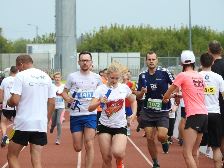 Łomża. 4. edycja PKO Bieg Charytatywny na stadionie. Pomagali z każdym krokiem i pokonywali rekordy [ZDJĘCIA, WIDEO]