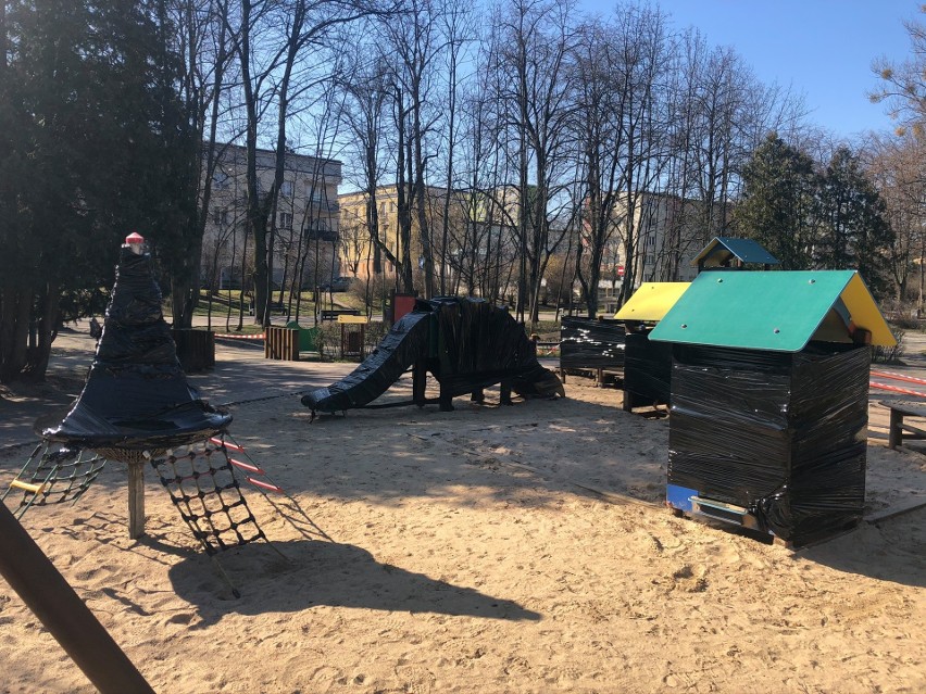 Strażnicy miejscy ofoliowują place zabaw, siłownie...