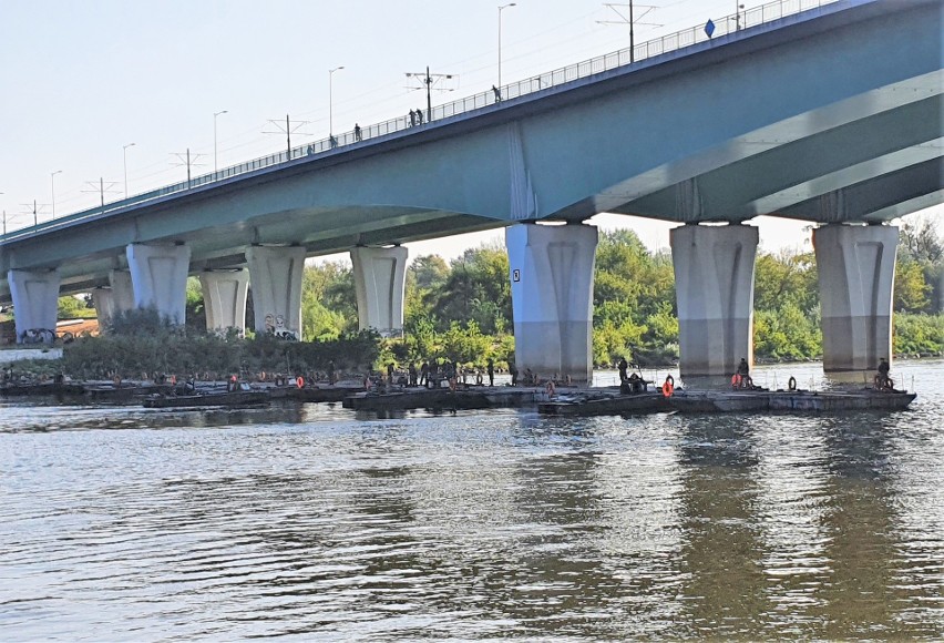 Żołnierze 2 Pułku Inżynieryjnego w Inowrocławiu budują most...