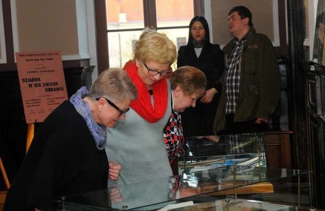 Wśród eksponatów były osobiste pamiątki, egzemplarze wydanych książek, zdjęcia i dokumenty 