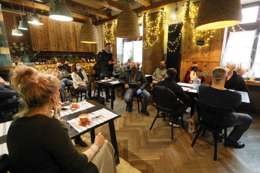 Kilkudziesięciu właścicieli firm gastronomicznych w Lublinie zastanawia się co zrobić by zachęcić mieszkańców do jedzenia na mieście