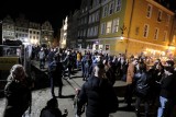 Poznaniacy powitali Nowy Rok w centrum miasta. Na Stary Rynek i plac Wolności przyszły tłumy. Zobacz zdjęcia