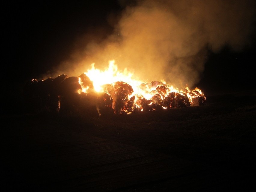 Spłonęły bele słomy. Trwa dogaszanie pożaru w Duninówku 