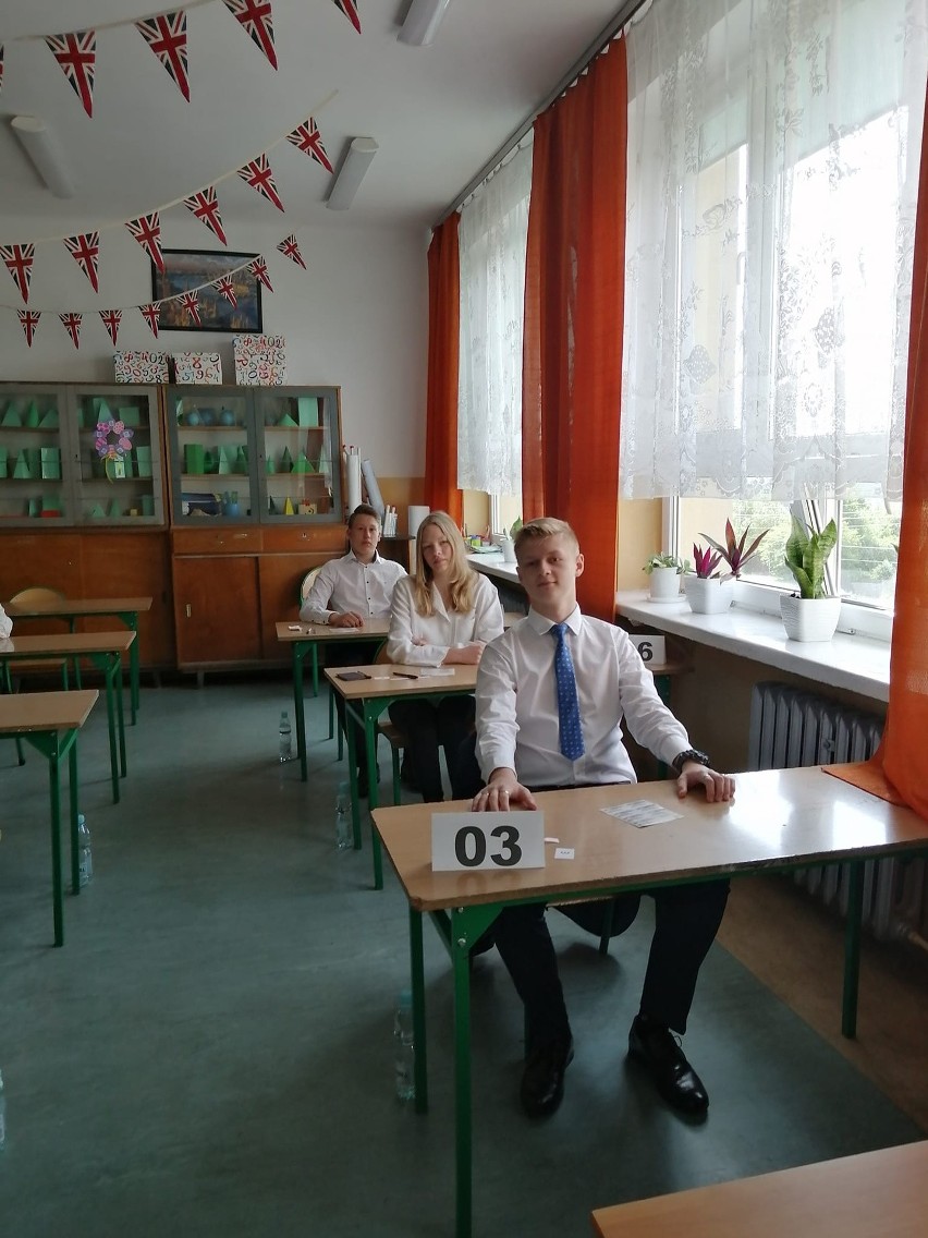 Egzamin ósmoklasisty z języka polskiego w Szkole Podstawowej w Radlinie, w gminie Górno. Zobaczcie zdjęcia