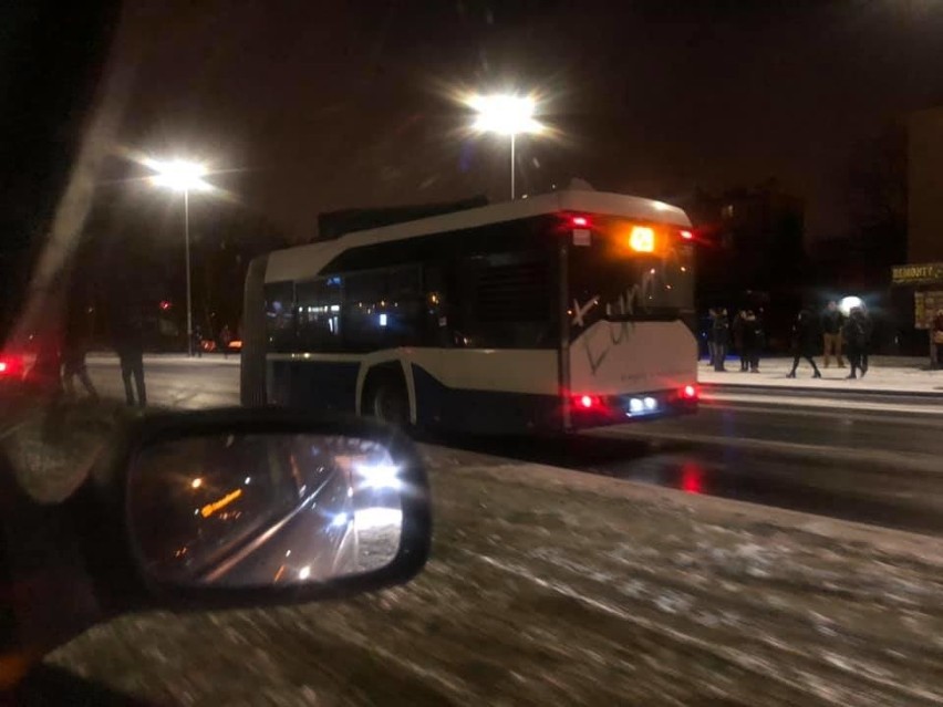 Szklanka na małopolskich drogach. Drogi zamieniły się w lodowiska [ZDJĘCIA]