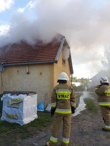 Strażak&oacute;w wezwano wieczorem do pożaru sadzy w kominie w Kiełpiu (gmina Kijewo Kr&oacute;lewskie). Gdy na miejscu stawili się ratownicy pożarem objęty był już dach. Dyżurny KP PSP zadysponowało kolejne zastępy. W sumie ogień gasiło 10 zastęp&oacute;w strażak&oacute;w. Ratownicy po ugaszeniu ognia więźby i poddasza częściowo rozebrali ich pozostałe elementy. Zabezpieczyli je r&oacute;wnie przed ewentualnym zalaniem przez deszcze. W budynku mieszkało sześć os&oacute;b. Straciły dach nad głowa, ponieważ w tej chwili do domu wr&oacute;cić nie mogą. Budynek nie nadaje się do użytkowania. Strażacy jeszcze szacują straty. Na szczęście nikt nie został poszkodowany.&lt;script class=&quot;XlinkEmbedScript&quot; data-width=&quot;640&quot; data-height=&quot;360&quot; data-url=&quot;//get.x-link.pl/24de9c38-703b-02c9-7c47-7fdc75a8527d,9f108105-c56d-eeab-6773-32d9d329ec94,embed.html&quot; type=&quot;application/javascript&quot; src=&quot;//prodxnews1blob.blob.core.windows.net/cdn/js/xlink-i.js?v1&quot;&gt;&lt;/script&gt;